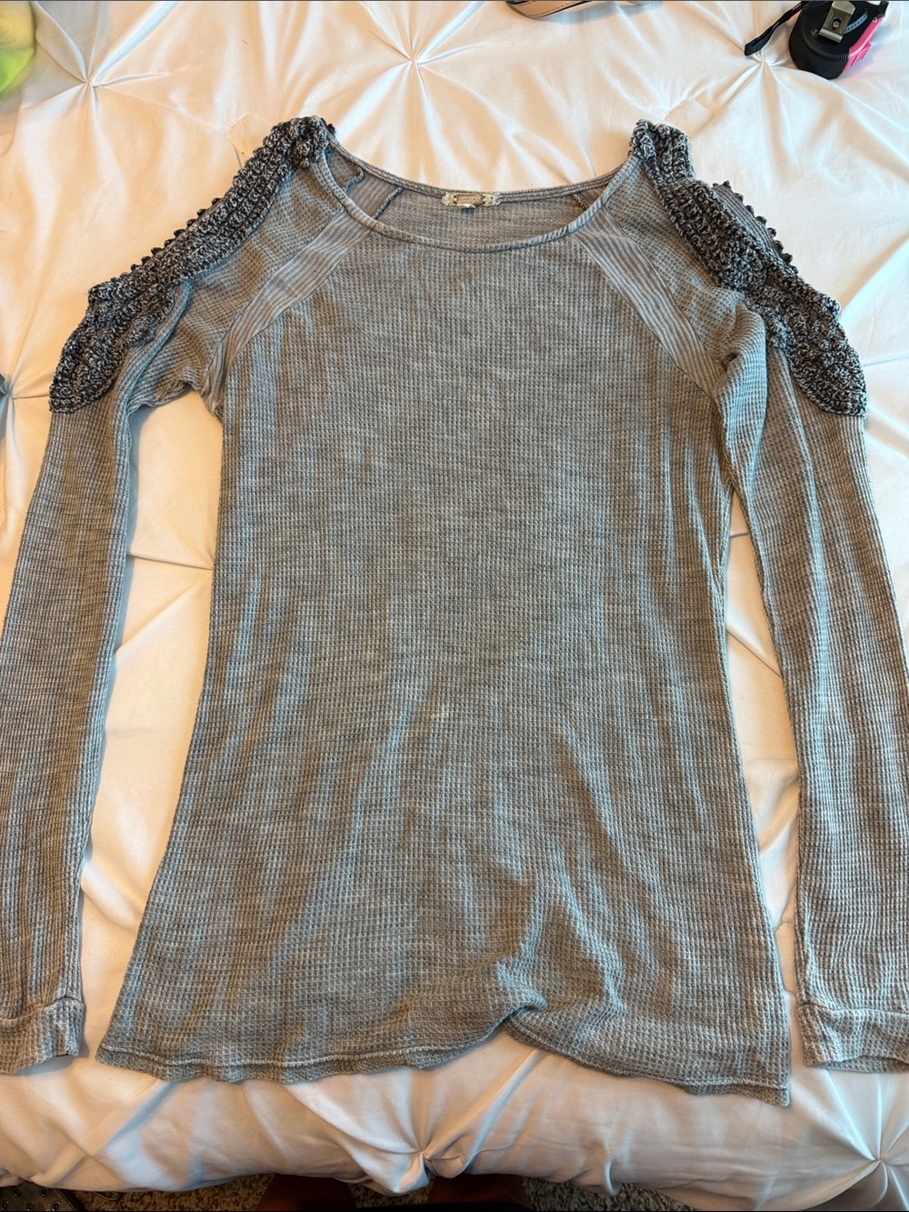 Gimmicks by BKE Cold-Shoulder Long Sleeve Ribbed Top, Gray SIZE M